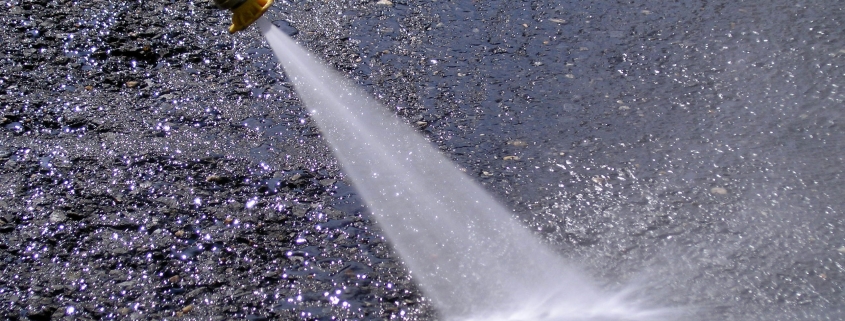 How does a hot water pressure washer work?